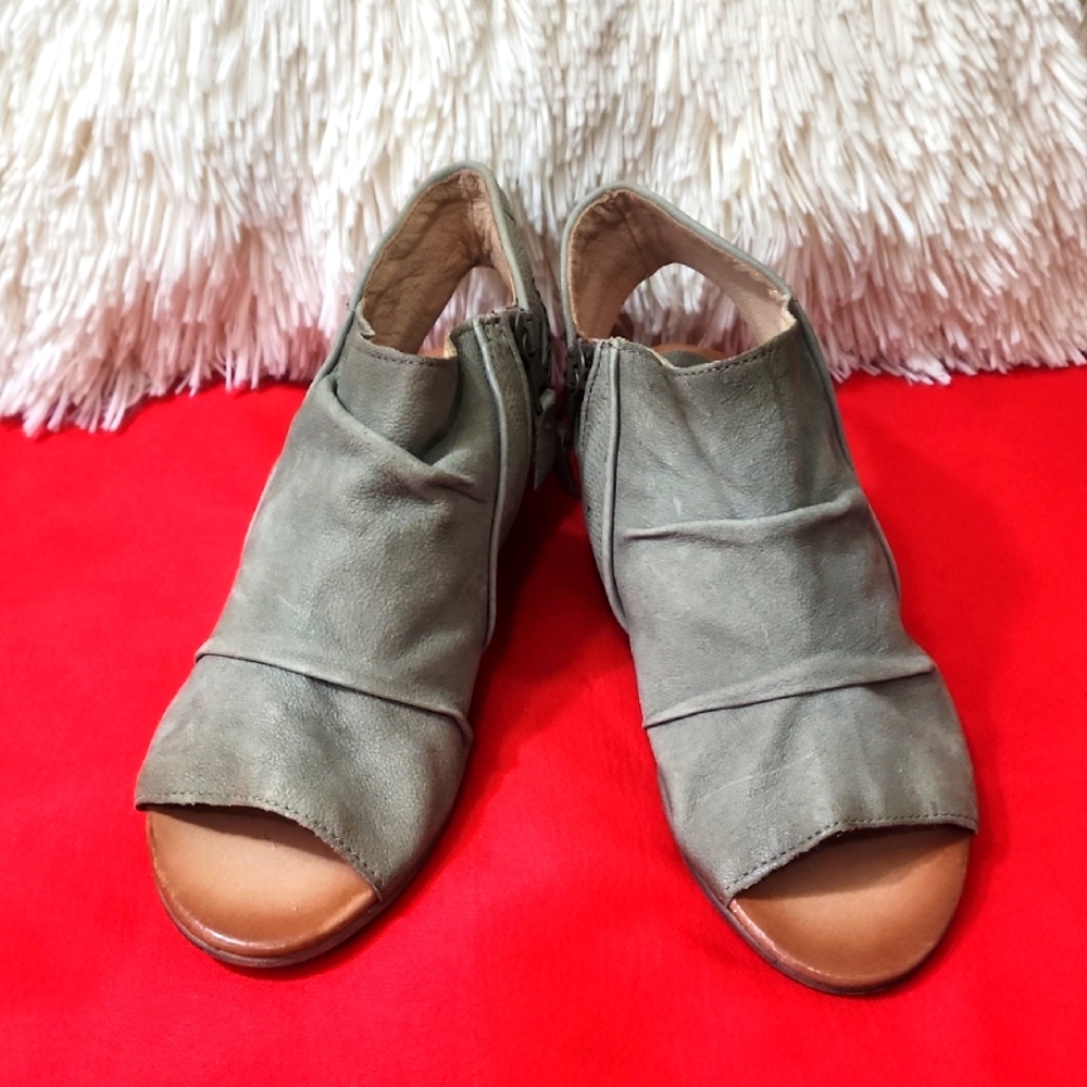 Miz Mooz Cailey Stylish Olive Green Women's Peep-Toe Shoes - Picture 1 of 12